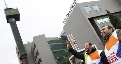 Trabajadores de Telemadrid protestan ante la cadena. 