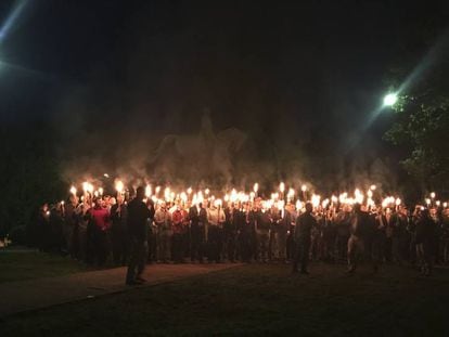 Decenas de personas con antorchas protestan el sábado en contra de la retirada de una estatua del general Lee en ese parque de Charlottesville