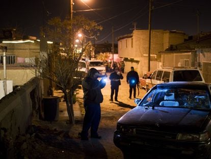 Policías e investigadores inspeccionan la escena de un asesinato relacionado con un conflicto entre cárteles, el 21 de diciembre de 2008, en Ciudad Juárez (México).