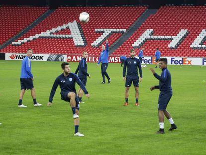 Los jugadores del KRC Genk antes del partido contra el Athletic.