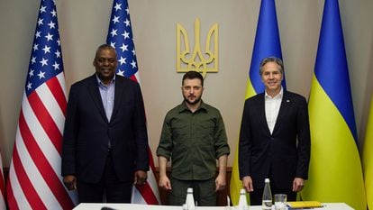 El presidente ucranio, Volodímir Zelenski, entre los secretarios de Defensa de EE UU, Lloyd Austin, y de Estado, Antony Blinken, el 24 de abril en Kiev.