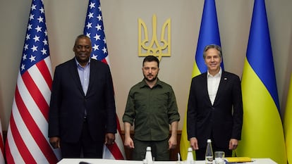 El presidente ucranio, Volodímir Zelenski, entre los secretarios de Defensa de EE UU, Lloyd Austin, y de Estado, Antony Blinken, el 24 de abril en Kiev.