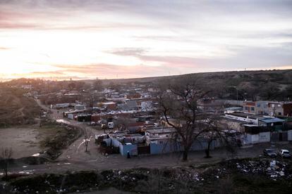 Vista general del sector 6 de la Cañada Real, donde está cortado el suministro eléctrico desde hace tres meses.