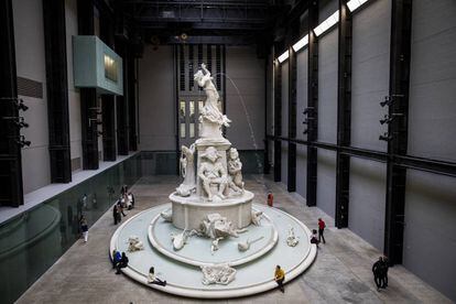 'Fons Americanus' es la nueva e impresionante instalación en la Sala de las Turbinas de la Tate Modern, en Londres. Una fuente de 13 metros de alto realizada con corcho y recubierta de un material que la asemeja a la piedra y la hace impermeable mientras 35.000 litros de agua brotan en varios niveles. Y sobre todo una fuente que solo podría estar en este museo. Obra de Kara Walker, con las esculturas que la decoran la artista estadounidense invita a reflexionar sobre la esclavitud y lo que se recuerda y olvida en los monumentos públicos. Inspirada en el Victoria Memorial frente al palacio de Buckingham, en lugar de una celebración del Imperio Británico, esta fuente explora las historias interconectadas de África, Europa y América, y refleja las ambiciones, destinos y tragedias de personas de los tres continentes. Se puede visitar hasta el 5 de abril de 2020 (entrada gratuita; <a href="https://www.tate.org.uk/" target="_blank">tate.org.uk</a>) en la sala del museo londinense que ha acogido algunas de las obras contemporáneas más ambiciosas de los últimos años.
