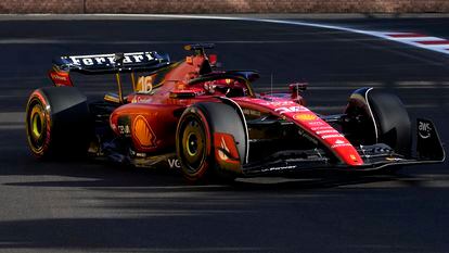 El Ferrari de Charles Leclerc, durante la clasificación de este viernes en Bakú.