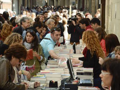La jornada de Sant Jordi a Lleida, amb la gentada entre llibres.