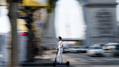 Un hombre circula en un patinete eléctrico por París, el pasado 15 de enero.