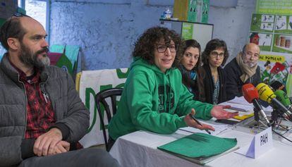 Las entidades que defienden el derecho a la vivienda durante la presentación de la moción para aumentar el parque de pisos sociales.