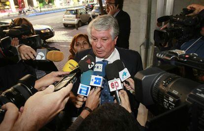 El presidente de la Confederación Empresarial de Madrid, Arturo Fernández, a su llegada a la comida de la CEOE.