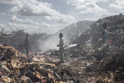 Varios niños caminan por un vertedero en Chibuabuar, un asentamiento informal en la zona norte de la ciudad de Pemba. En este lugar, algunos días después de que el ciclón tocara tierra, murieron seis personas tras el derrumbe de montones de basura que cedieron por las fuertes lluvias que dejó Kenneth, una de las tormentas más fuertes que han azotado al continente africano.