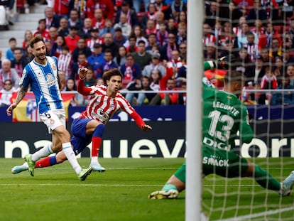 Joao Felix marca el gol del empate entre el Atlético y el Espanyol este domingo en el Metropolitano.