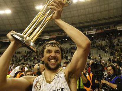 Llull levanta el trofreo.