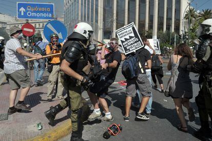 Carga policial contra los manifestantes que coreaban protestas contra las nuevas medidas de recorte del Gobierno y la 'troika'.