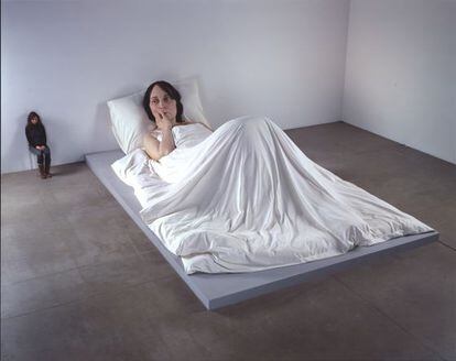 'In bed', instalación de Ron Mueck.