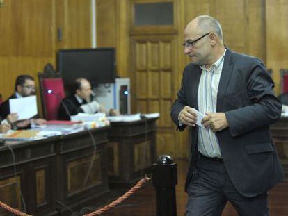 El exalcalde de Ourense, Francisco Rodríguez (a la derecha), en su declaración en la Audiencia Provincial.