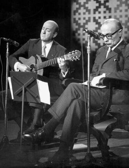 Eduardo Fal&uacute;, con su guitarra, acompa&ntilde;ado por Ernesto S&aacute;bato en los a&ntilde;os setenta en Buenos Aires.