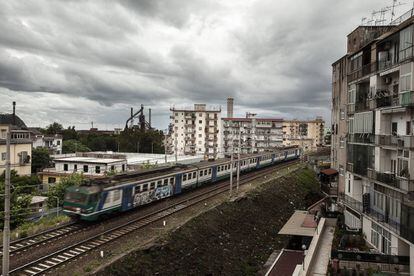 Bagnoli es uno de los barrios napolitanos golpedaos por la crisis industrial.