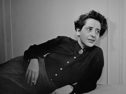 La filósofa Hannah Arendt (1906 -1975) retratada en 1949.