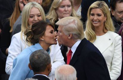 El presidente electo, Donald Trump, besa a su esposa antes de la ceremonia de posesión como presidente.