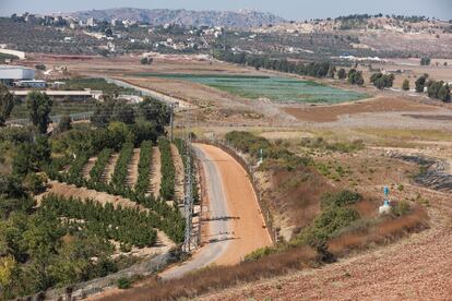 Línea divisoria entre Israel y Líbano, vista desde el poblado libanés de Jiam, este martes.