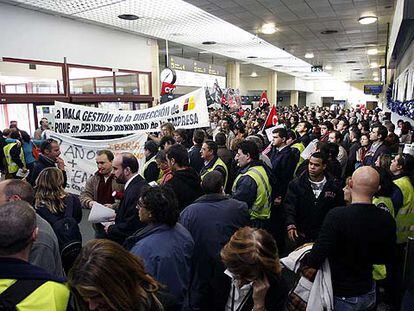 Manifestación de trabajadores de tierra de Iberia en el aeropuerto de Barajas (Madrid).