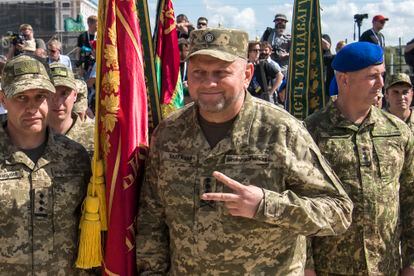 El general jefe de las Fuerzas Armadas de Ucrania, Valeri Zaluzhni (centro), fotografiado en Kiev, en agosto de 2023.