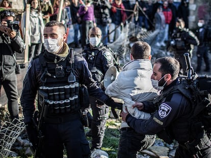 Policías de Israel se enfrentan a activistas palestinos e israelíes el 21 de enero en Jerusalén.