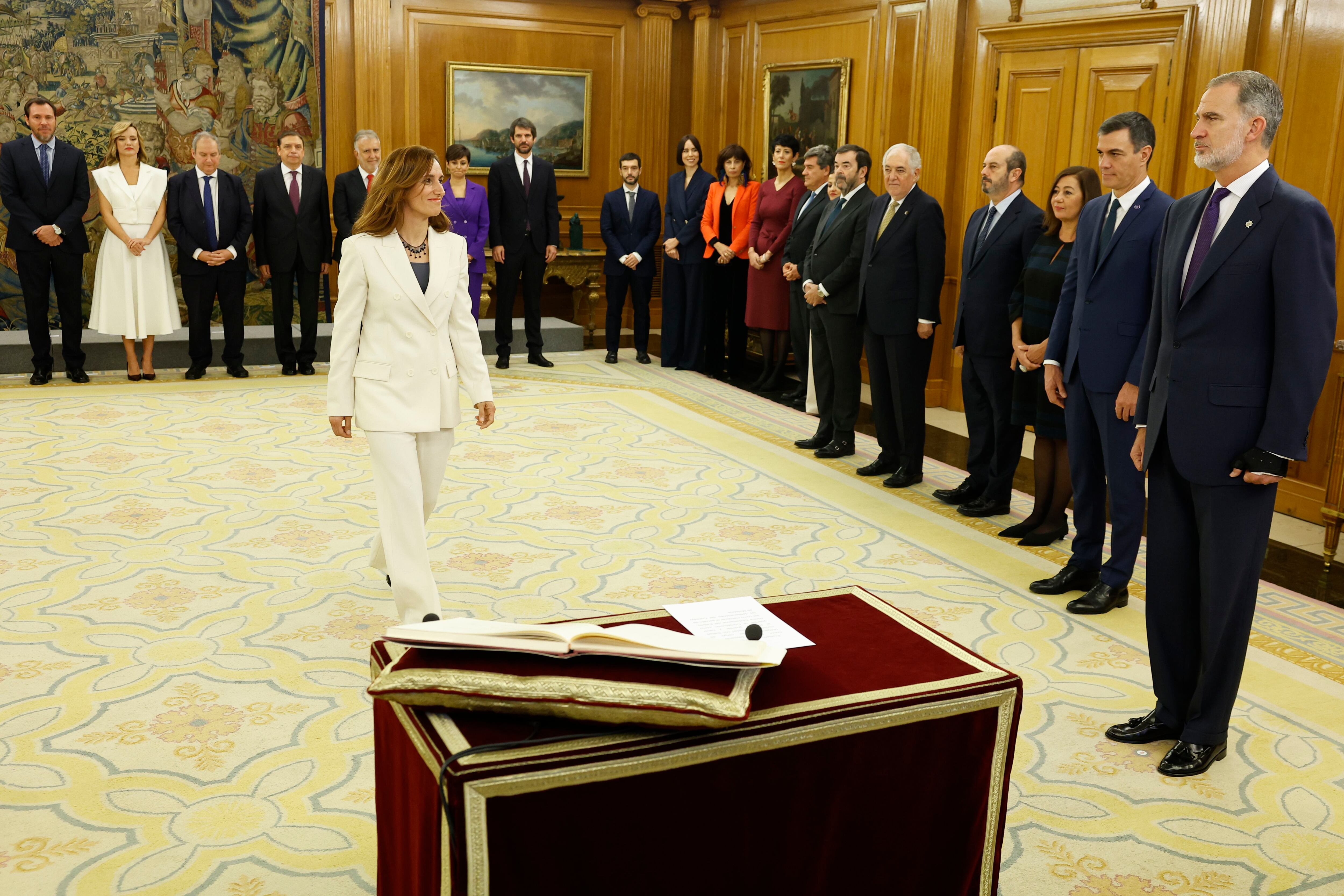 Mónica García, la ministra de Sanidad, promete el cargo ante el rey Felipe VI, este martes en el Palacio de la Zarzuela.