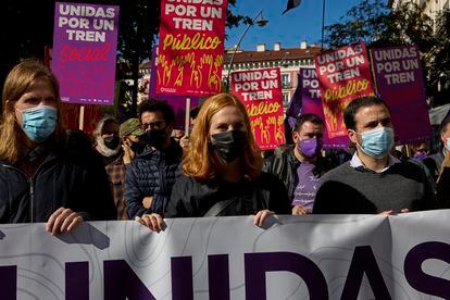 Pablo Fernández, Lilith Verstrynge, y el ministro de Consumo, Alberto Garzón, en una manifestación que reivindica el ferrocarril el 24 de octubre en Madrid.