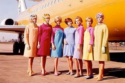 Así eran los coloridos uniformes diseñados por Emilio Pucci para Braniff International en 1965.