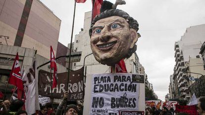 Marcha de docentes argentinos frente al Ministerio de Educación, el 4 de abril de 2016