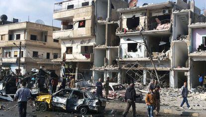 Ciudadanos sirios en el lugar de la explosión en Homs.