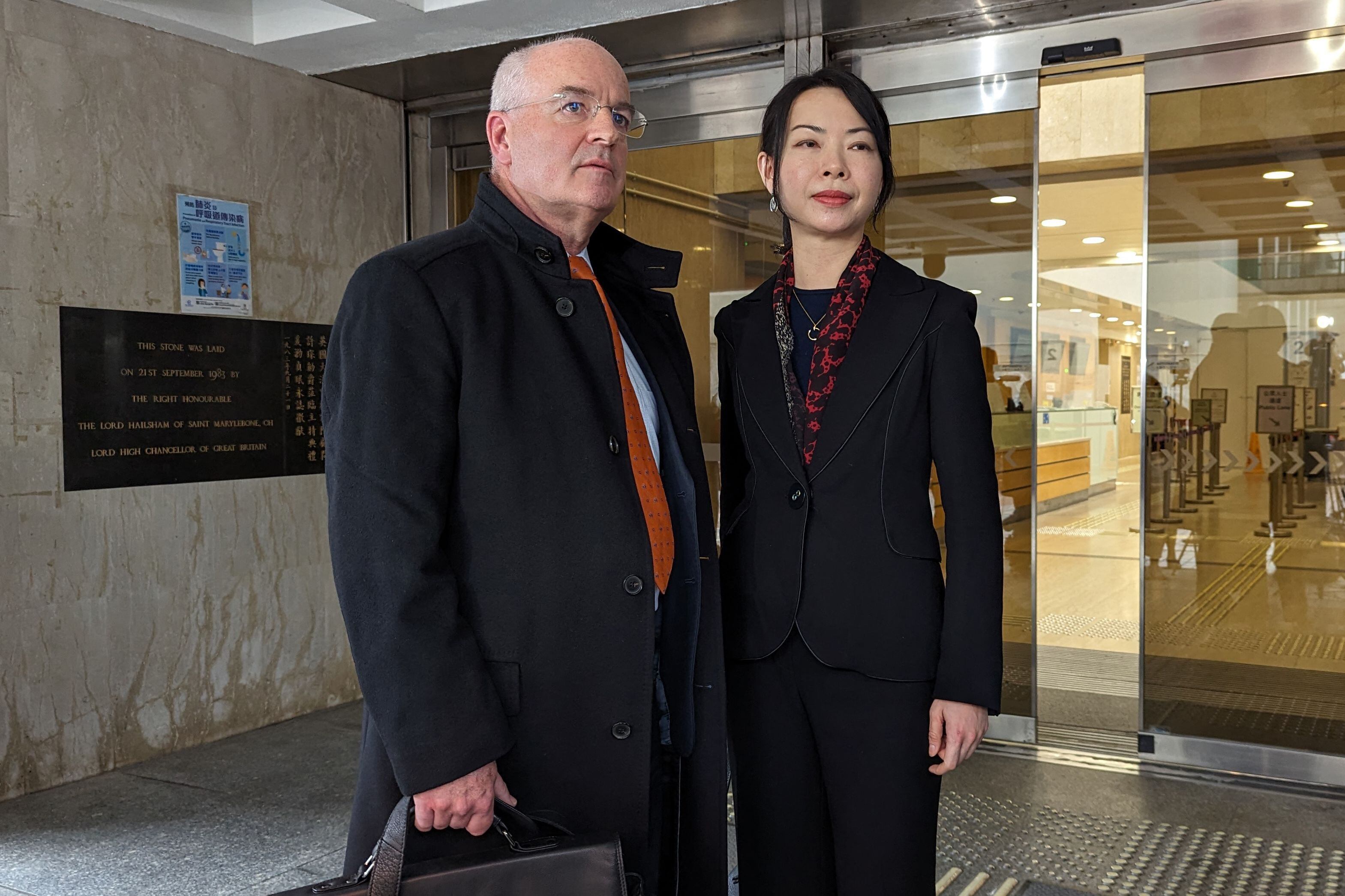 Edward Middleton y and Tiffany Wong de la consultora Alvarez & Marsal, este lunes en Hong Kong. 