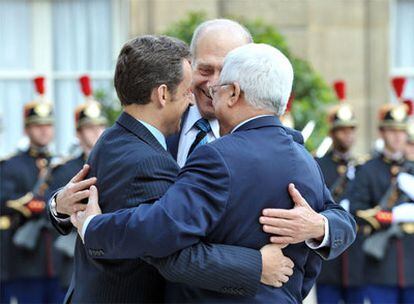 El presidente francés, Nicolas Sarkozy, el primer ministro israelí, Ehud Olmert, y el presidente palestino, Mahmud Abbas, durante un momento del encuentro en el palacio del Elíseo.