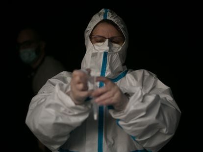 Una sanitaria manipula una prueba rápida de antígenos en Barcelona.