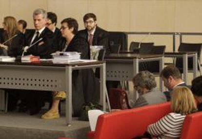El expresidente de Spanair Ferran Soriano (d), y Josep Maria Benet, en el banquillo de acusados durante una vista oral.