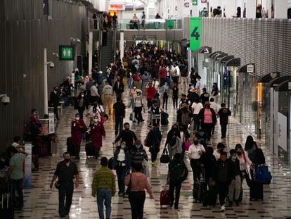 Aspectos del aeropuerto Internacional Benito Juárez, en la terminal 1, en abril pasado.
