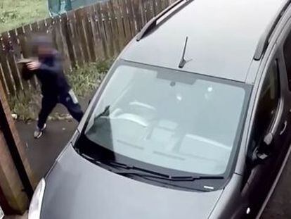 Las cámaras de seguridad de una vivienda de Brandon, en Reino Unido, captaron el instante en el que el ladrón fue golpeado en su intento de robo.