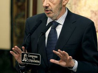El secretario general del PSOE, Alfredo P&eacute;rez Rubalcaba, durante la rueda de prensa en el Congreso. 