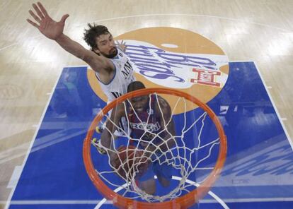 Llull trata de taponar a Pete Mickeal.