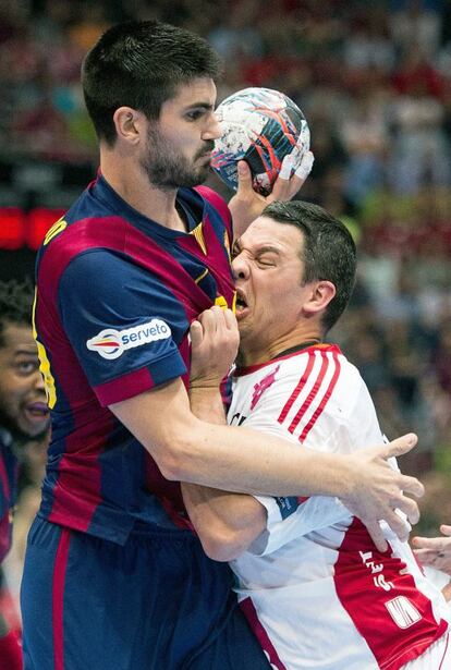 Chema Rodríguez presiona a Gurbindo.