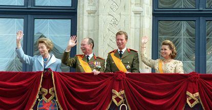 El Gran Duque Enrique (segundo por la derecha) y su esposa la Gran Duquesa María Teresa (a la derecha) saludan a los ciudadanos congregados frente al balcón del Gran Palacio Ducal acompañados por el Gran Duque Juan y la Gran Duquesa Josefina Charlotte, el 7 de octubre del 2000.