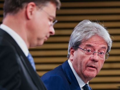 El vicepresidente ejecutivo de la Comisión Europea, Valdis Dombrovskis (izquierda), y el comisario de Economía, Paolo Gentiloni, este miércoles en Bruselas.