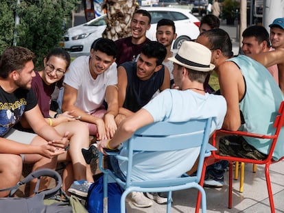 Un grupo de jóvenes sin mascarilla en Tel Aviv, este domingo.