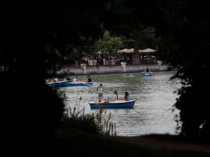 Varias personas disfrutan en el Lago del Parque del Retiro de Madrid, este miércoles.