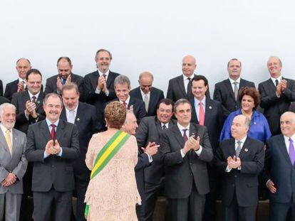 Dilma Rousseff mira a su segundo gabinete. 