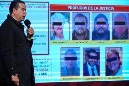Ricardo Mejía Berdeja expone la ficha de los implicados en los casos de meningitis aséptica en hospitales de Durango, durante la conferencia de prensa en Palacio Nacional el 8 de diciembre 2022.
