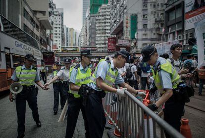 Cerca de 4.000 policías controlan los cientos de miles de manifestantes durante el extenso recorrido, mientras que muchos establecimientos comerciales optaron por cerrar sus puertas ante la avalancha humana.