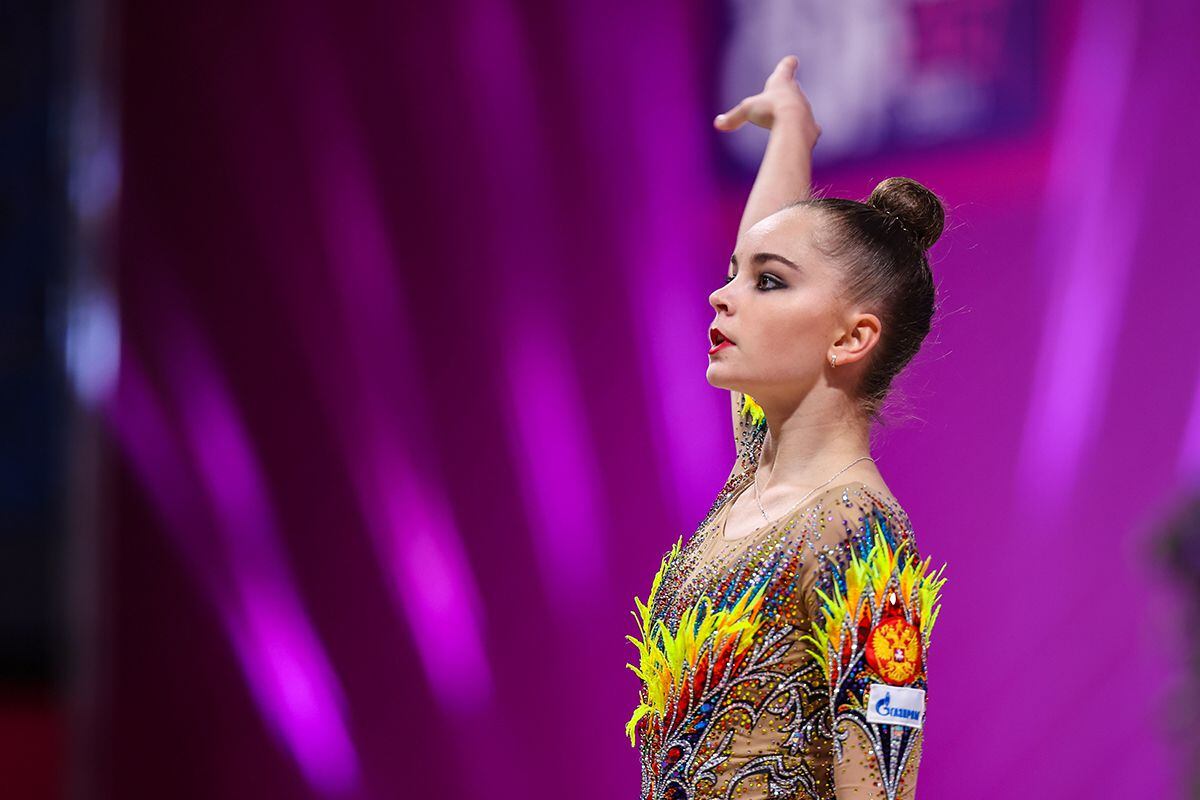 Arina Averina, una de las dos grandes estrellas de la gimnasia rítmica de Rusia para los Juegos Olímpicos de Tokio (la otra es su hermana gemela, Dina). La gimnasta lleva un maillot cargado de cristales y plumas.