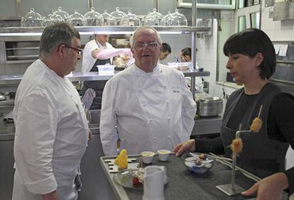 El cocinero vasco Juan Mari Arzak, en la cocina de su establecimiento, tras conocerse que tres prestigiosos restaurantes de San Sebastián, entre ellos Arzak, han sufrido robos en las últimas semanas.